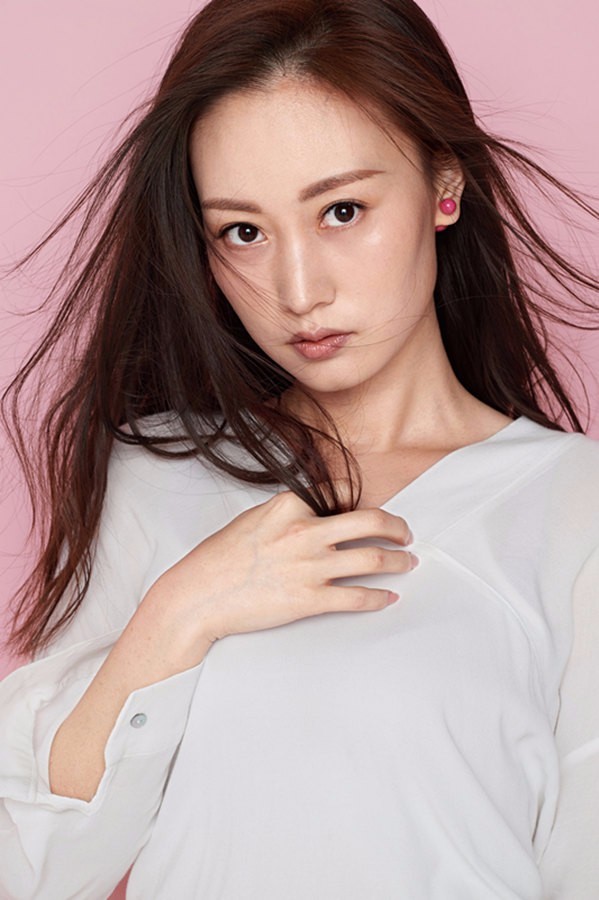 李媛媛曝最新写真 清新淡雅尽显时尚气质