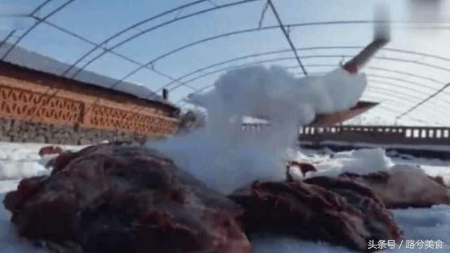 东北人杀年猪,杀完直接把猪肉埋在雪里,随吃随