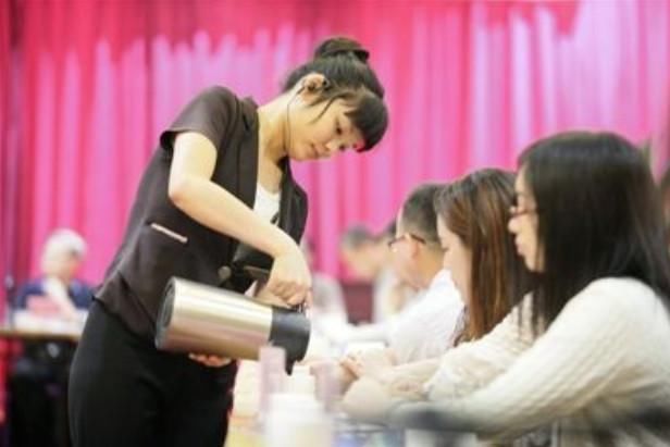 中国人游日本,吃自助餐时把服务员骂哭,网友:丢