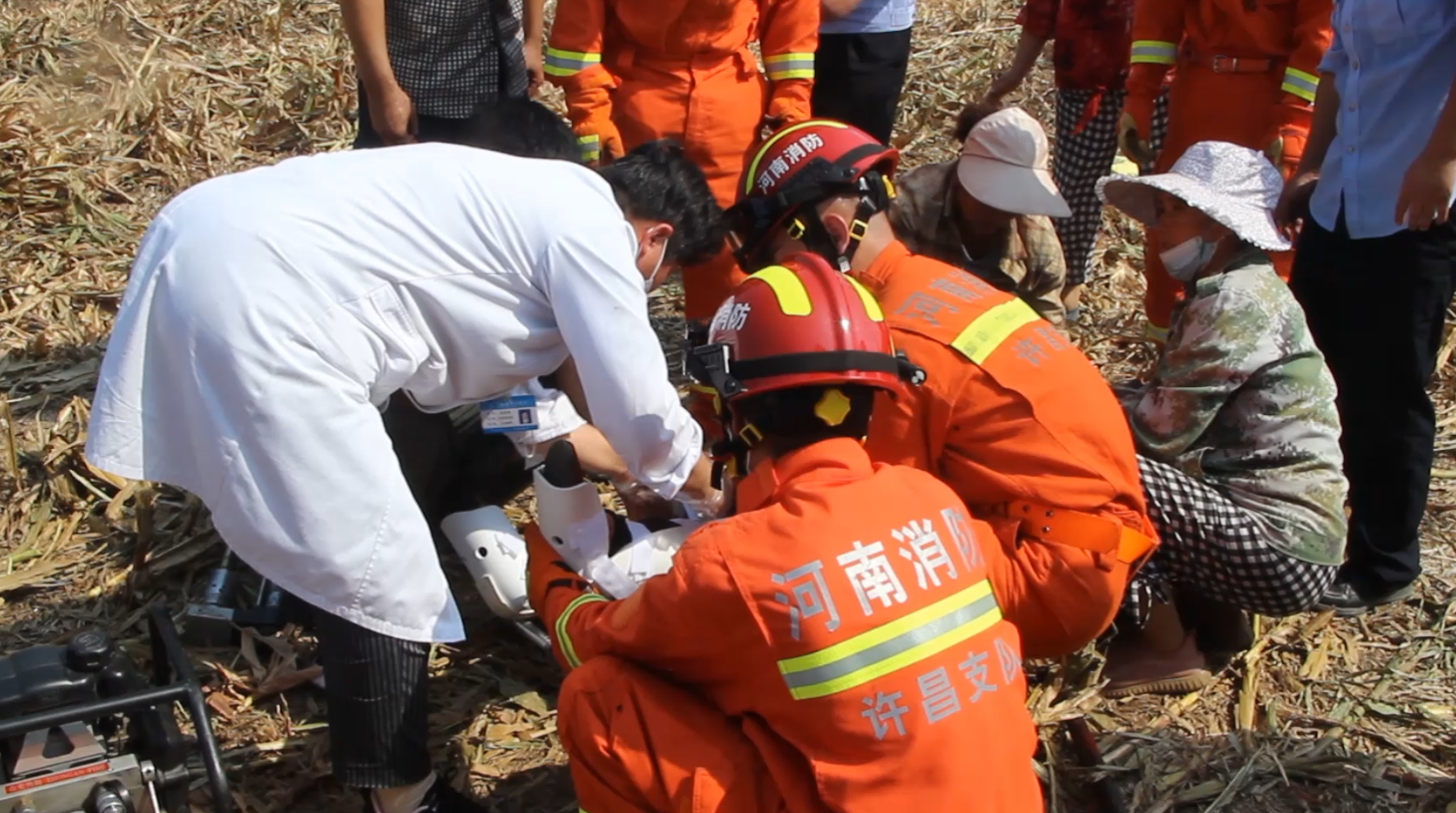 村民脚卡收割机，许昌消防紧急救援