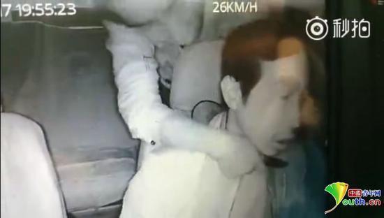 网传云南男子持刀抢劫出租车司机视频 警方立案 网传云南男子持刀抢劫出租车司机视频 警方立案