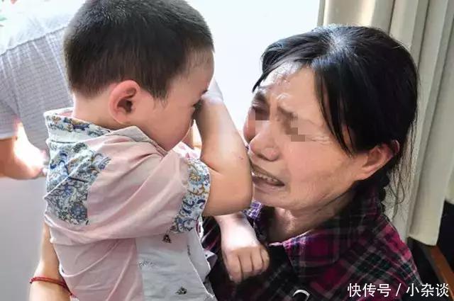 两岁半男宝宝半夜哭闹,奶奶揭开被子查看后,瞒