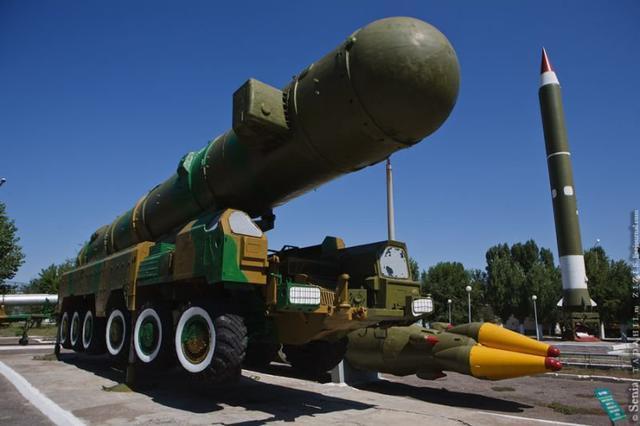 处于展示状态的发射车和导弹。初期型号SS-20导弹的射程为5500千米，后期型号的射程可以达到7500千米，重量为37.1吨，长16.5米，直径为1.8米。这种导弹是苏联历史上第一种采用固体燃料的弹道导弹，具有里程碑式的意义。