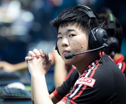 SNG吸血鬼瞬秒Uzi看呆网友 韦神一秒八键卡萨