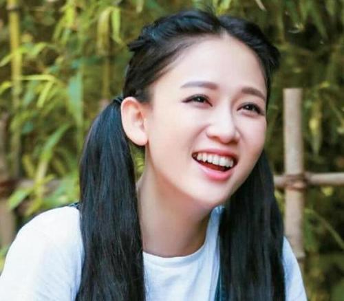 陈乔恩现身活动,紧身裙胸口划开一道缝吸睛无