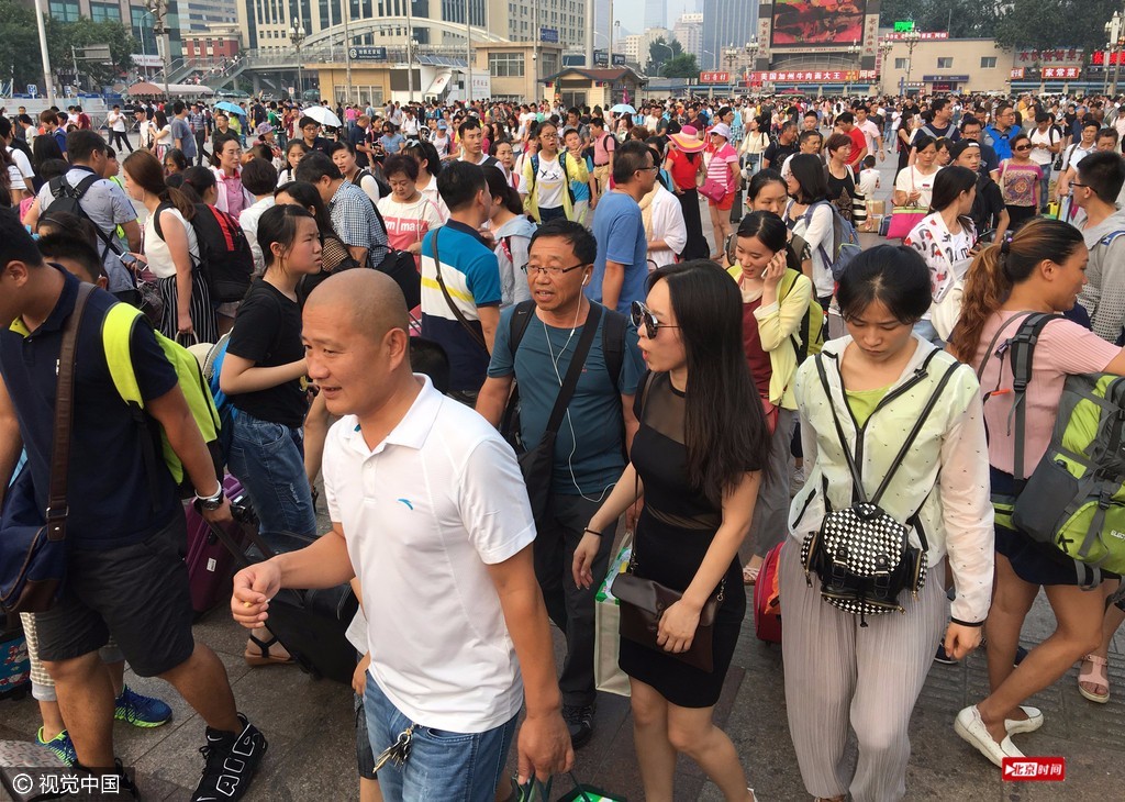 北京站迎来暑运高峰 广场人山人海