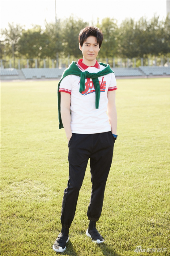 组图:常远休闲都市写真曝光 有颜会演心怀喜剧责任