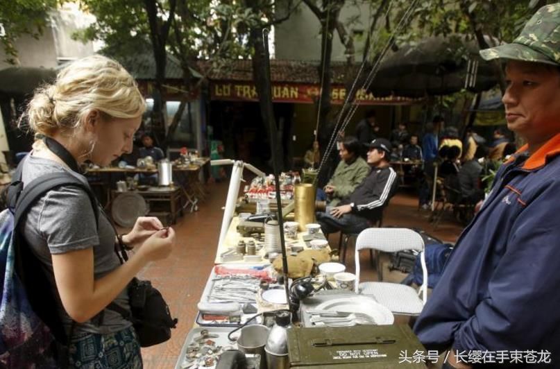 越南河内旧货市场出售越战时期美军装备