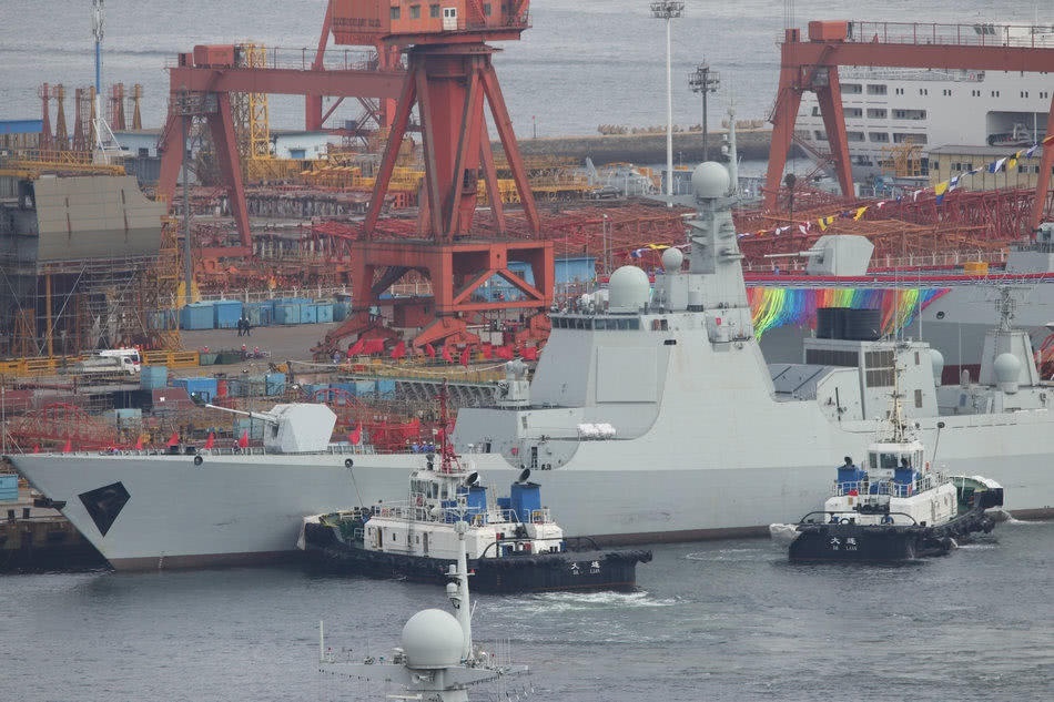 鞭炮齐鸣!052d为055下水腾地方,岸边停满新大舰