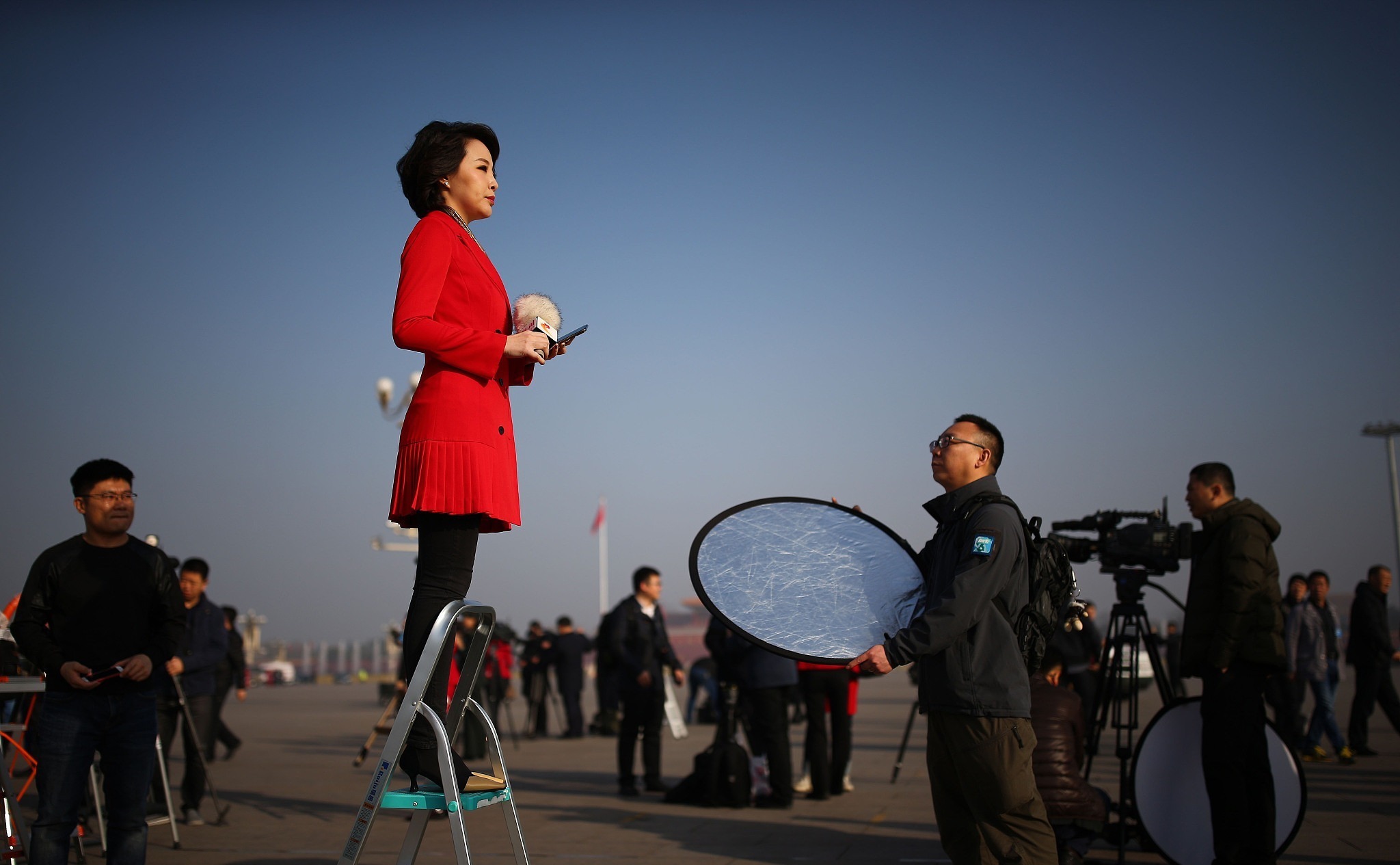 2019年3月5日，北京，十三届全国人大二次会议开幕会在人民大会堂举行，媒体聚焦大会，媒体记者报道。