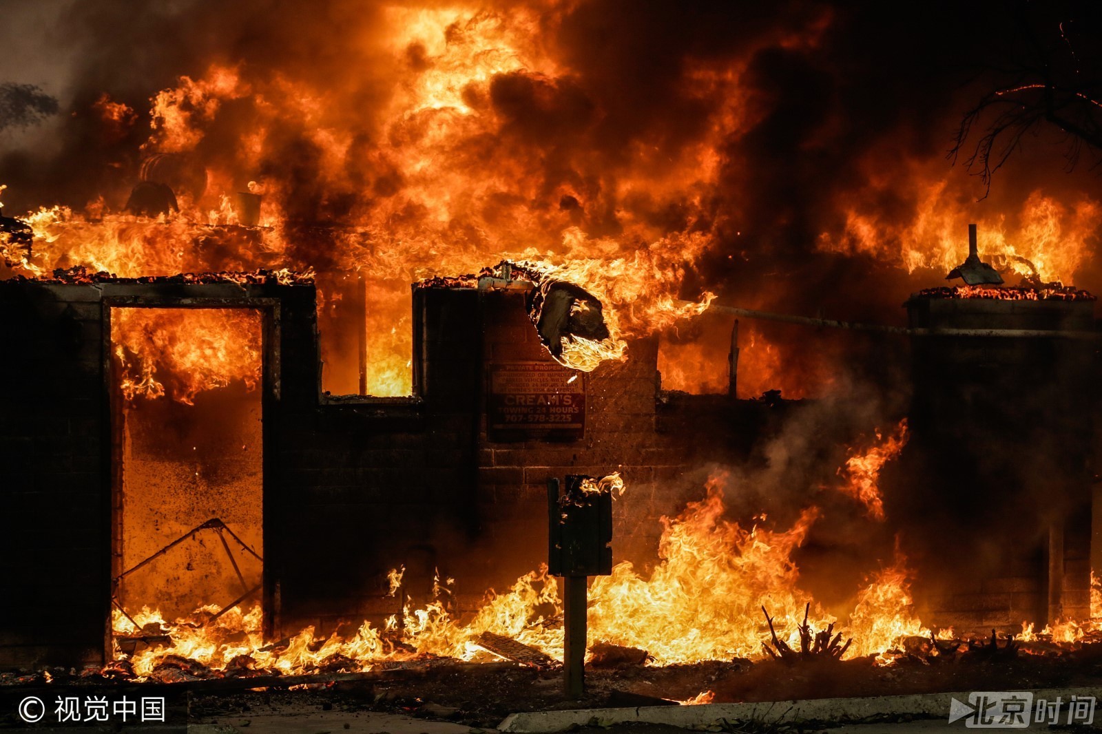 当地时间2017年10月9日,美国加州纳帕,纳帕谷葡萄酒区发生火灾,现场