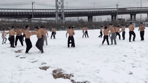 杭州这群小伙光膀子在雪地里摔跤 视频爆红 网络热点 第1张