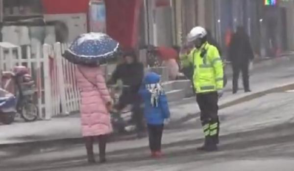 暖闻|山东邹城交警雪中护幼童过马路,告别时互敬军礼 暖闻|山东邹城交警雪中护幼童过马路,告别时互敬军礼