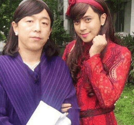 张艺兴参加晚会, 站的太靠后, 黄渤出手相救