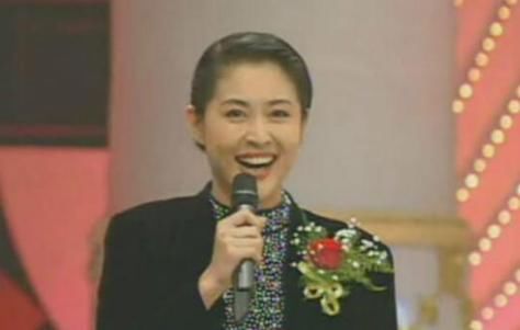 59岁倪萍素颜显发福 街边小贩看到之后哭了