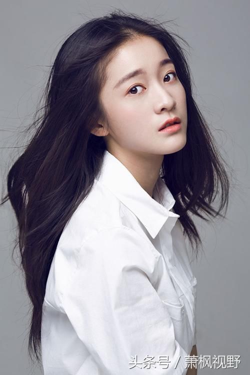 张雪迎在跟妈妈去看姐姐张雪咪演戏时被刘晓庆