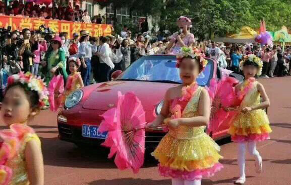 小学运动会保时捷开上操场引争议 小学运动会保时捷开上操场引争议