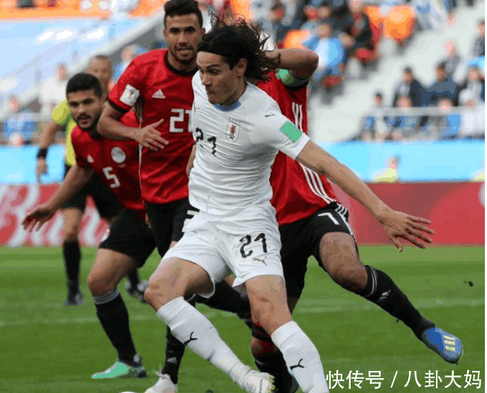 总共获得了两次世界杯冠军, 为什么球衣胸前是