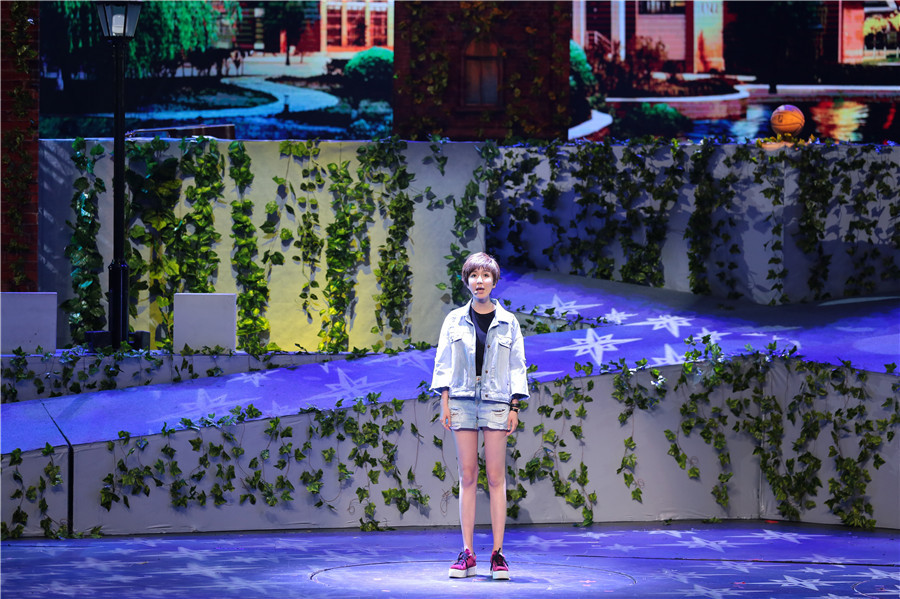 本期节目娄艺潇形象大反转，利落短发搭配一身蓝色牛仔衣，“少年感”十足。置身于校园风十足的舞台上，娄艺潇动情歌唱，声音中充满了故事感与力量感，瞬间将观众的思绪带往学生时代的青葱岁月。