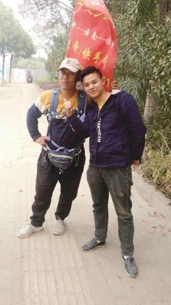 绥中男子徒步5000公里 通过快手平台宣传葫芦