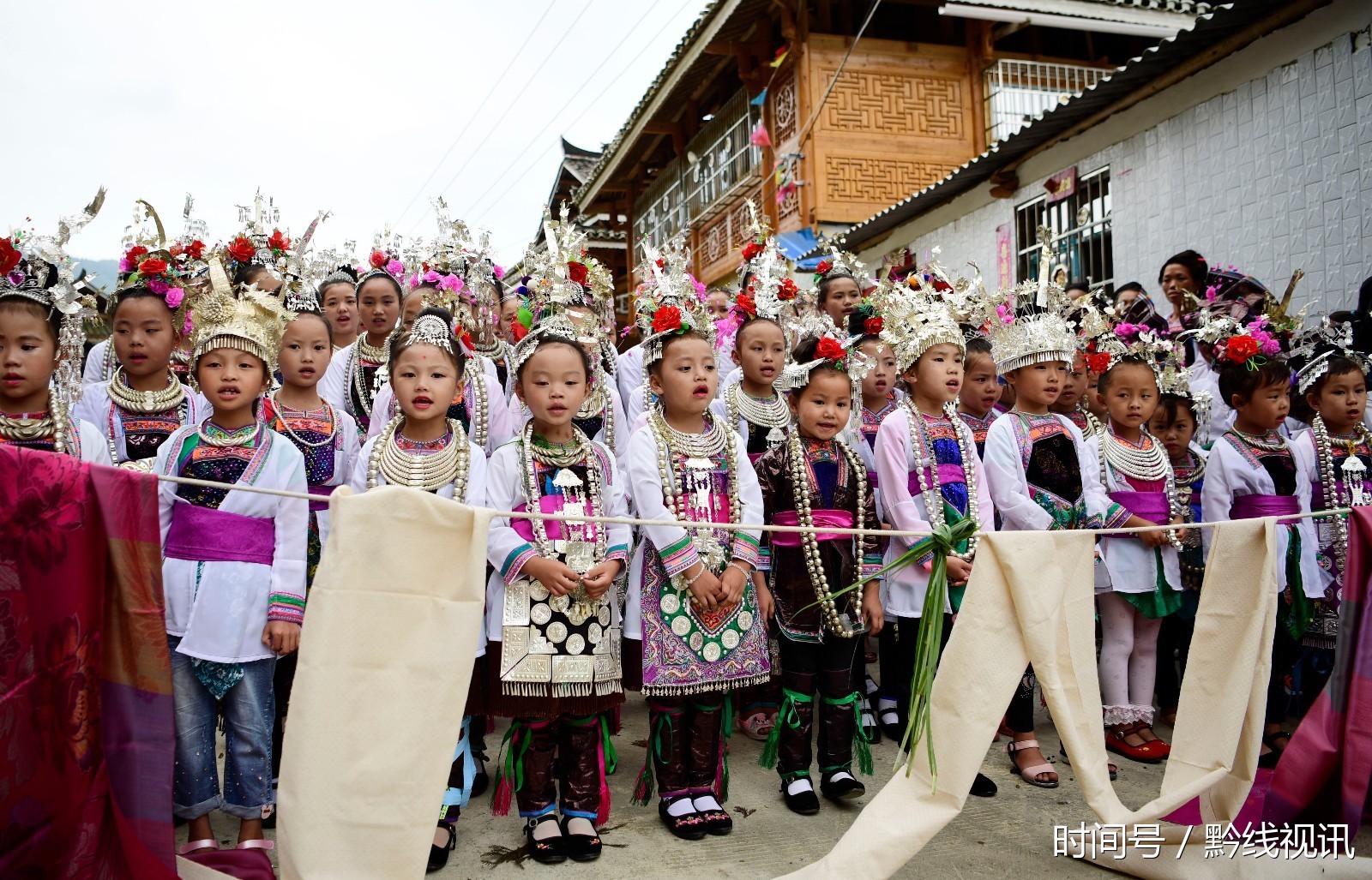 贵州从江侗寨拦路迎宾共度新米节