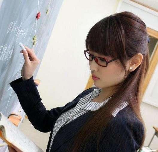 为什么从小到大都感觉女英语老师都很有钱?