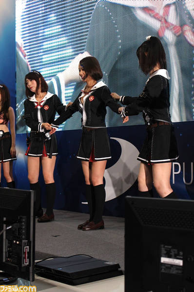 近日,在日本东京的电竞展上,某游戏商在展台活动中召集了几位身材傲人的电竞美女助阵,活动现场大玩撕衣游戏,场面吸睛无数。网友叹中国的Showgirl看来又输了。