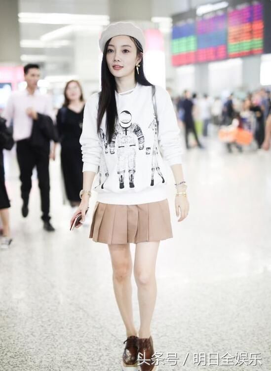 李小璐出轨事件后机场街拍 郑秀晶貌似胖了
