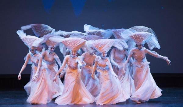 2017年2月8日,在美国洛杉矶,中央民族歌舞团演员表演壮族舞蹈《水色》