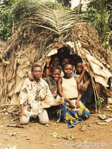 唉 非洲部落:女性8岁就要生孩子,还不能穿衣服
