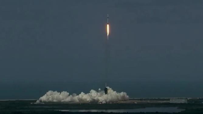 美国SpaceX载人龙飞船发射成功 美国SpaceX载人龙飞船发射成功