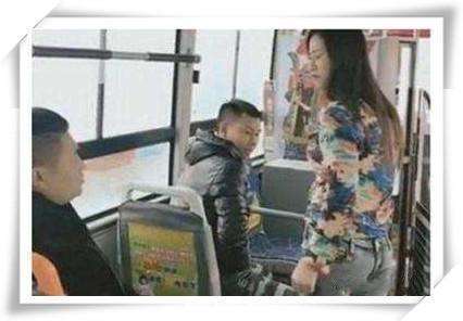 男子公交上发现女子裤子穿反了, 想提醒一下, 结