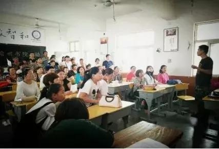 高二男生晚自习和同桌说话 被班主任狂扇12个