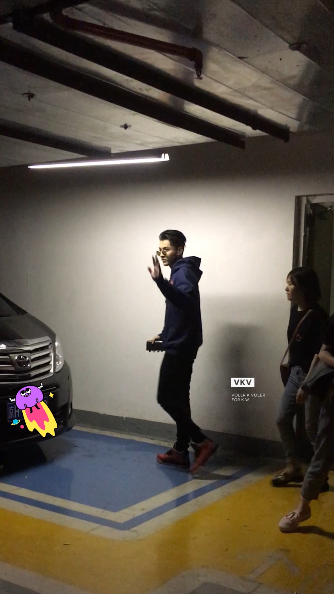 [吴亦凡][新闻]170613 小爷《中国有嘻哈》深夜录制下班 身形消瘦粉丝