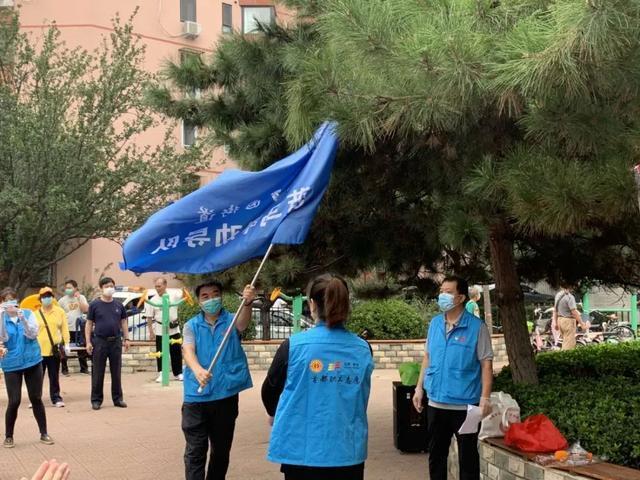 西罗园街道"蓝马甲劝导队"统一行动