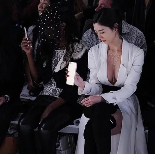 第五张图拿着手机这姿势，目测这个角度是在自拍，话说现在的女人自拍都是拍胸部的吗？