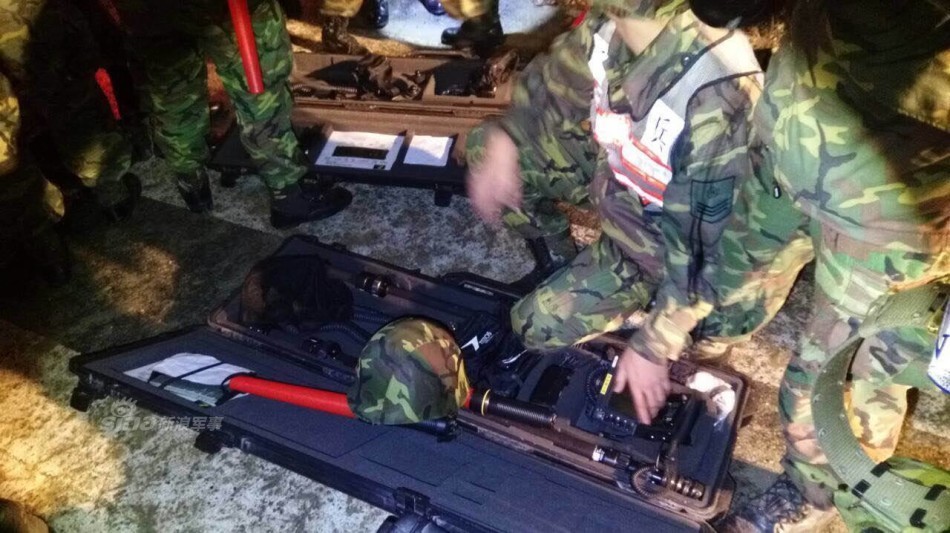 今日凌晨3点57分高雄地区发生里氏规模6.4地震，造成台南多处楼房倒塌，台湾陆军第8军团54工兵群官兵紧急赶往台南永大路灾害现场，将运用生命探测器协助搜寻受困民众。