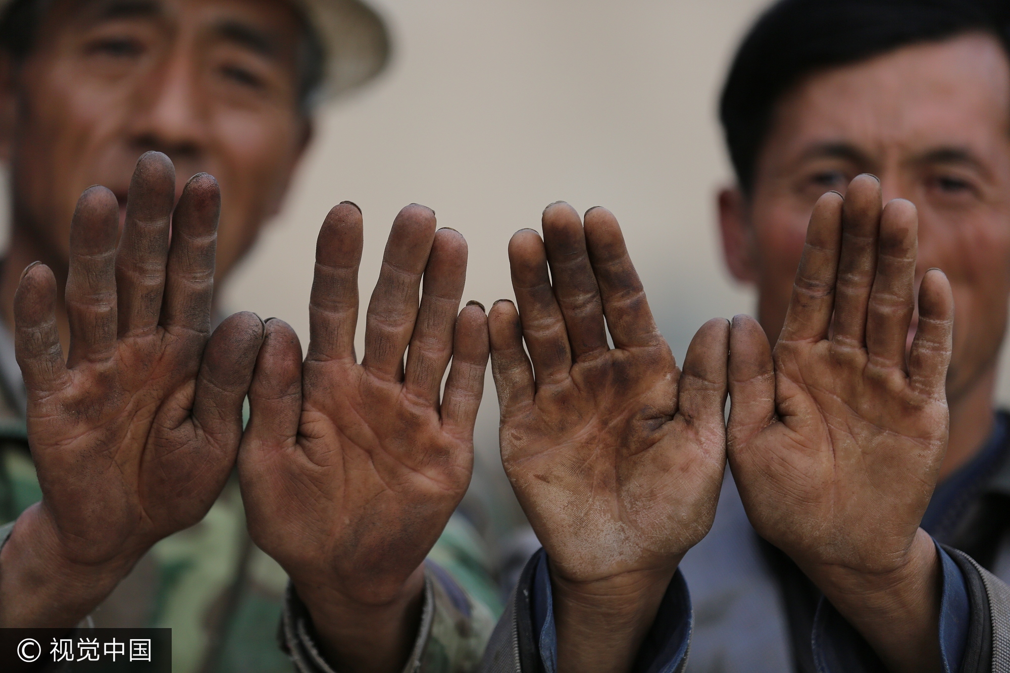 长时间在艰苦条件下挖山采石，采砚工双手粗糙，布满老茧。