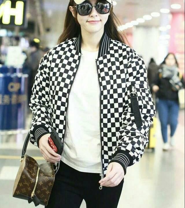 明星机场走秀,孙俪注重养生,周冬雨穿恨天高,只