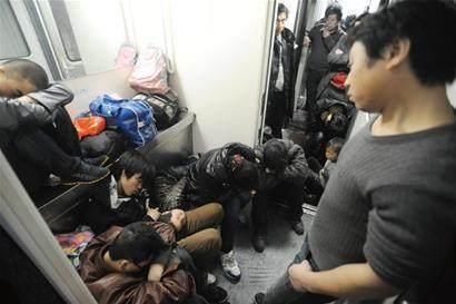 谁过年会不想回家?农民工的心酸在长途火车上