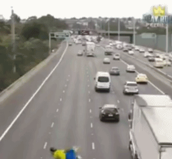 内马尔被放铲后连续翻滚遭恶搞 被称 内马尔被放铲后连续翻滚遭恶搞 被称