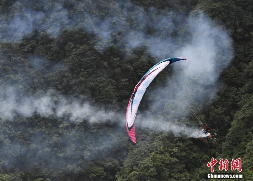 6月26日，参加“极限飞荡”张家界天门山动力伞特技国际大师赛的7名选手在湖南张家界天门山景区进行首轮试飞训练，吸引了众多游客驻足观赏。“极限飞荡”张家界天门山动力伞特技国际大师赛将于6月28日至29日在张家界天门山举行。