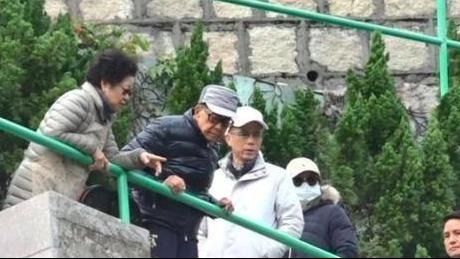 90岁李嘉诚带全家祭拜亡妻,身体佝偻的好严重 90岁李嘉诚带全家祭拜亡妻,身体佝偻的好严重