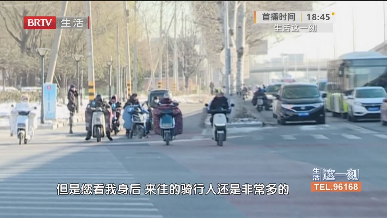 电动车闯红灯撞上汽车 骑行人不幸身亡