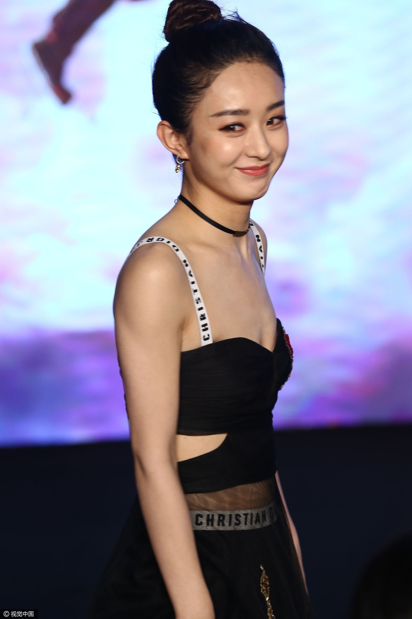 赵丽颖穿露背裙秀事业线 与志玲姐姐同台比美 赵丽颖穿露背裙秀事业线 与志玲姐姐同台比美