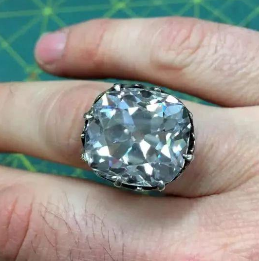女子花88元买了枚玻璃戒指 竟是价值650万钻