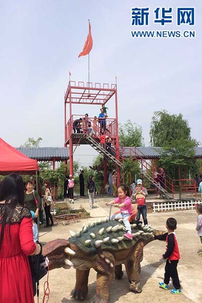 近日,距离草莓节还有不到一周的时间,"傅家边草莓主题乐园"正式堪园