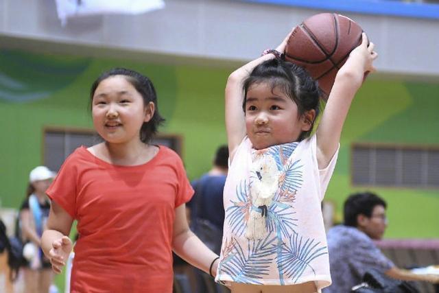 姚明7岁女儿近照:身高近1.6米 帅气投篮 姚明7岁女儿近照:身高近1.6米 帅气投篮