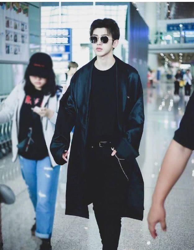 蔡徐坤撞衫了吴亦凡、王俊凯、黄子韬,成为新