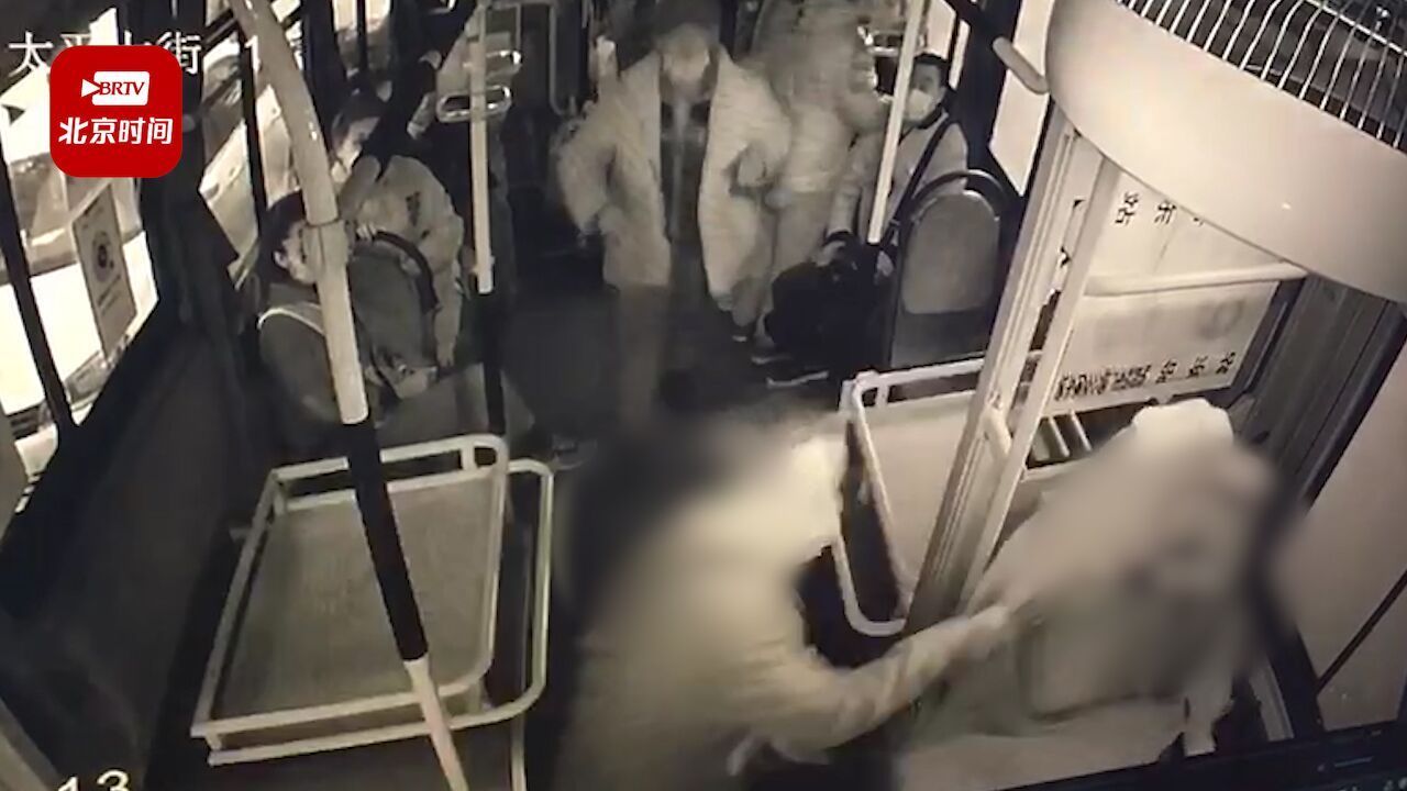 哈尔滨一男子嫌公交车开得慢与司机发生口角 抡起买菜车打晕司机 哈尔滨一男子嫌公交车开得慢与司机发生口角 抡起买菜车打晕司机